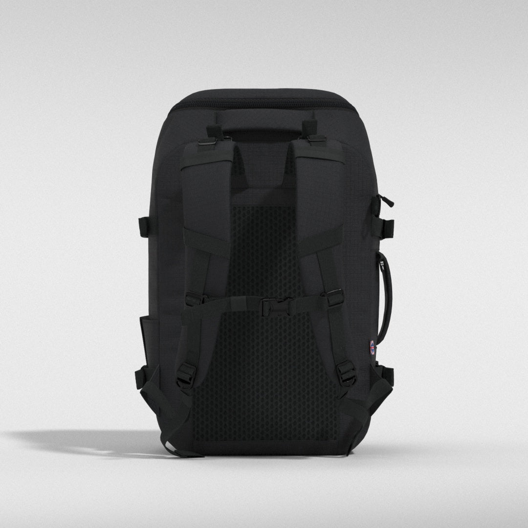cabinzero 32L ブラックバックパック ADV 32L リュック • Absolute Black | CABINZERO キャビンゼロ