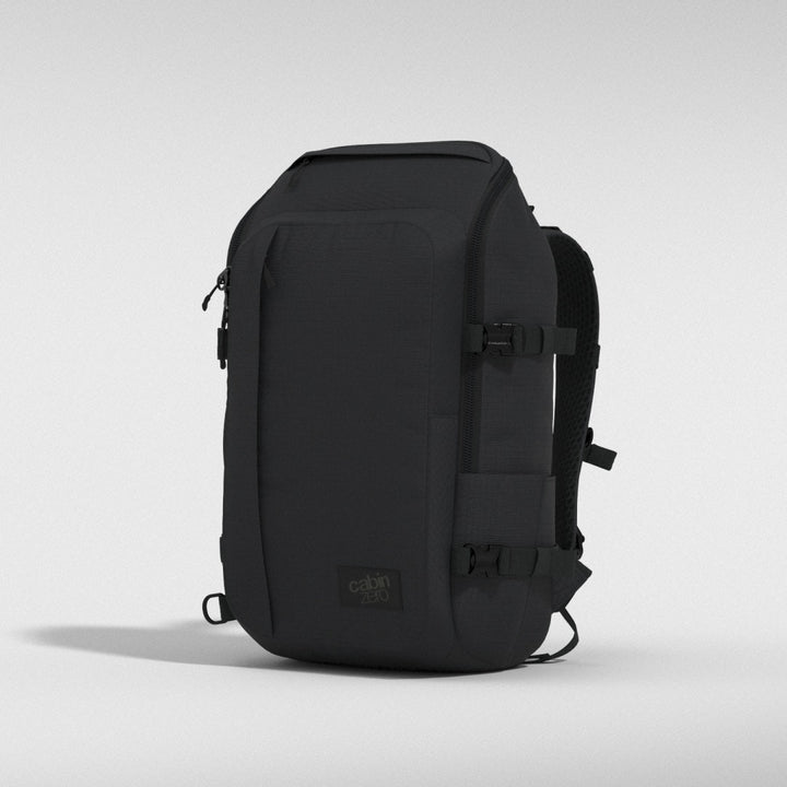 cabinzero 32L ブラックバックパック ADV-32L-ABSOLUTE-BLACK-FRONT-3