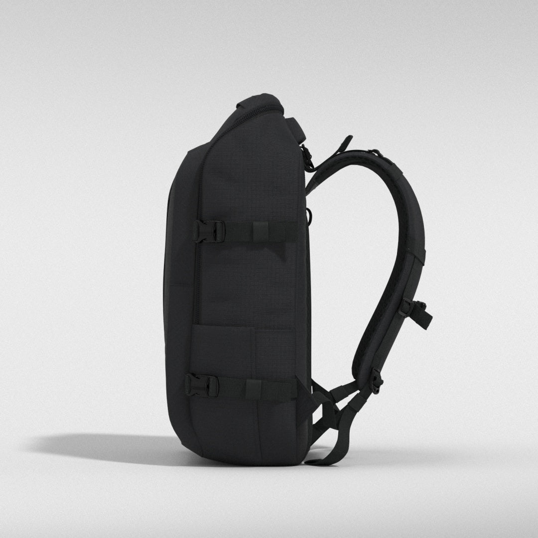 cabinzero 32L ブラックバックパック Classic Pro Backpack - 32L Absolute Black | CABINZERO