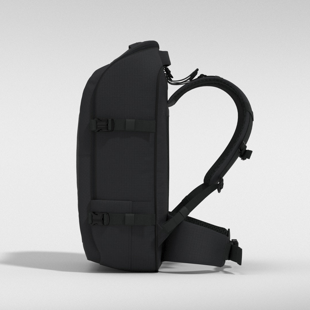 Cabin Zero ADV 42L バックパック ABSOLUTE BLACK ADV Backpack & Rucksack - 42L Absolute Black | CABINZERO