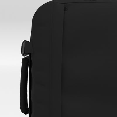 Classic 28L 機内 持ち込み リュック •  Absolute Black