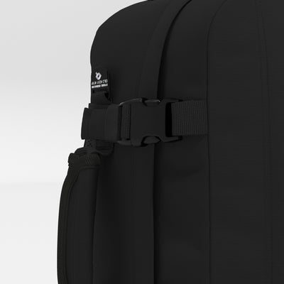 Classic 28L 機内 持ち込み リュック •  Absolute Black