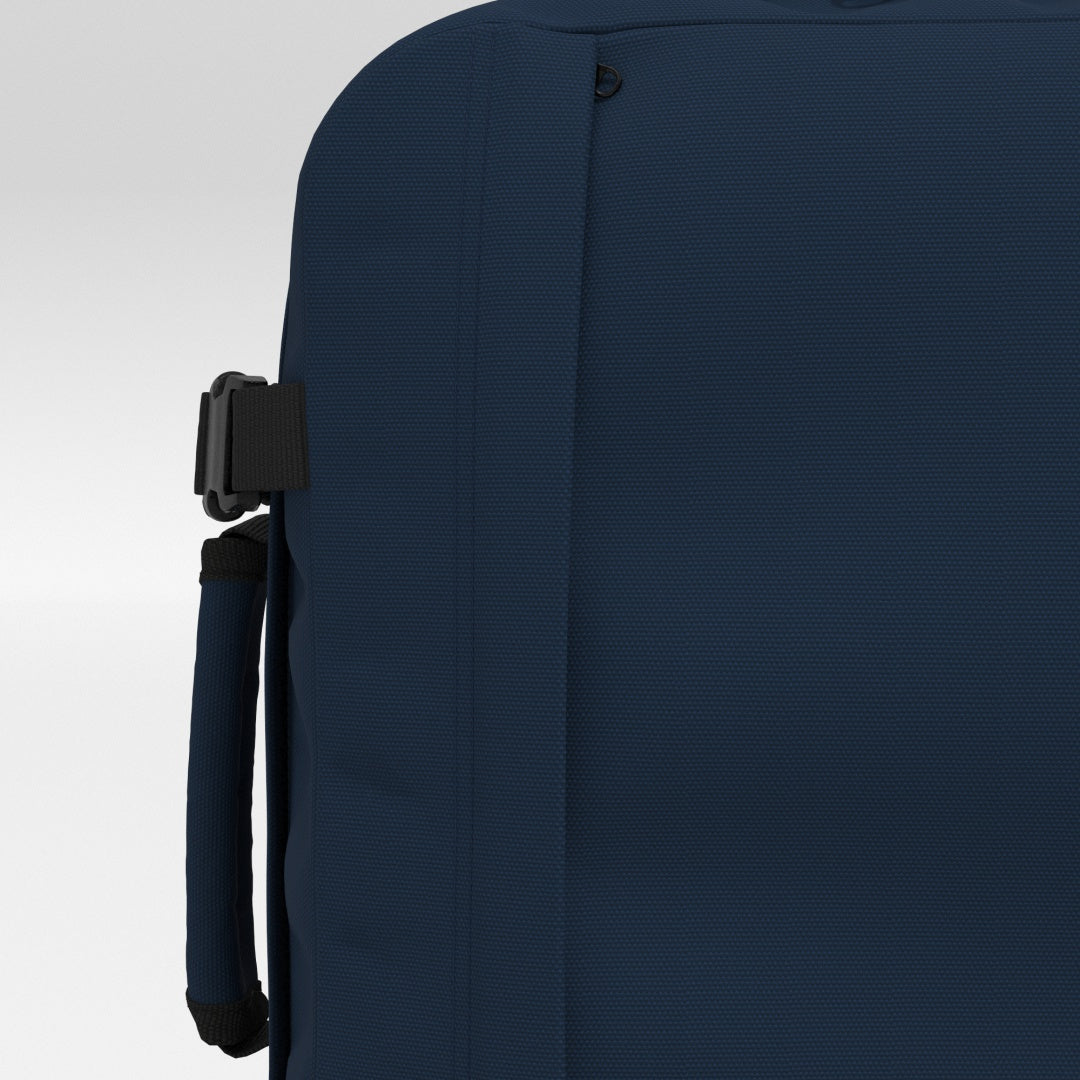 Classic 28L 機内 持ち込み リュック •  Navy