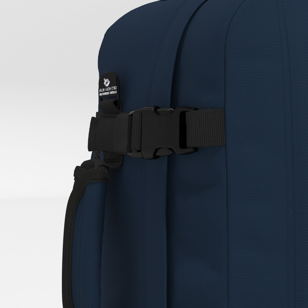 Classic 28L 機内 持ち込み リュック •  Navy