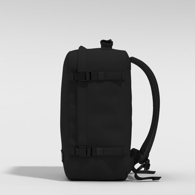 Classic 36L 機内 持ち込み リュック •  Absolute Black