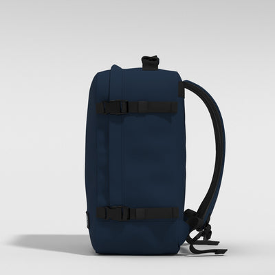 Classic 36L 機内 持ち込み リュック •  Navy