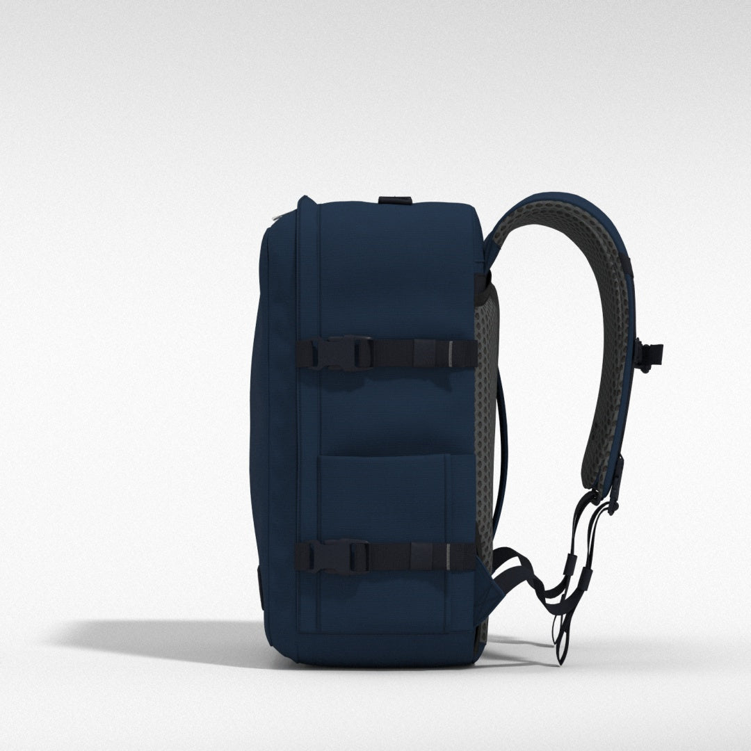 Classic Plus 32L リュック • Navy | CABINZERO キャビンゼロ