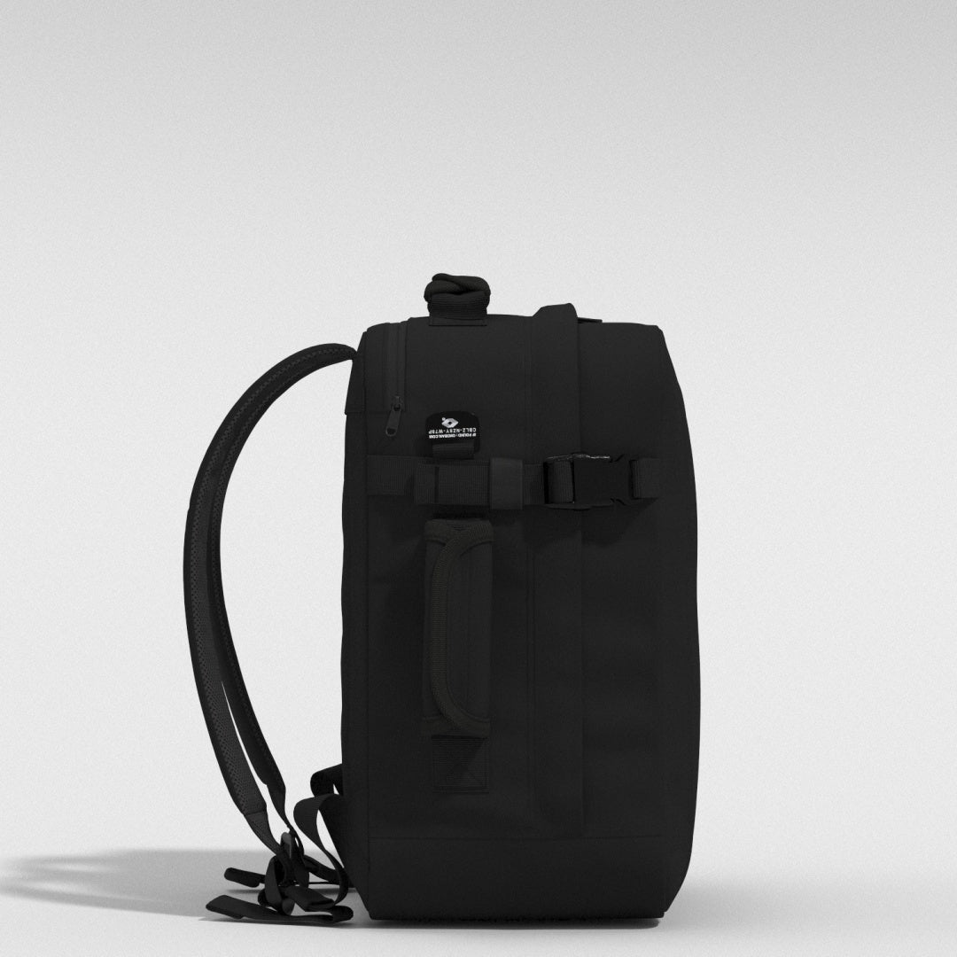 Classic Tech 28L リュック •  Absolute Black