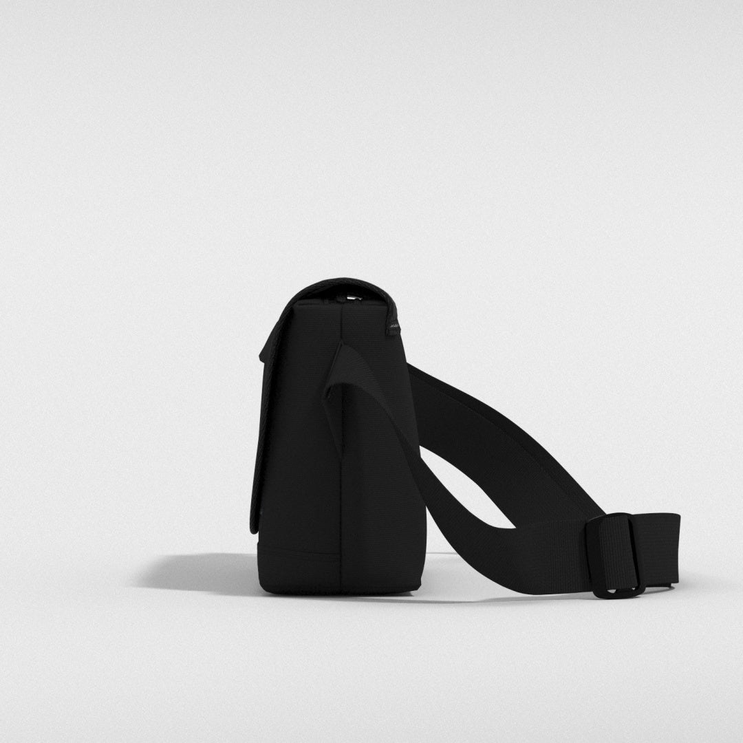 Flapjack ショルダーバッグ 4L • Absolute Black | CABINZERO キャビンゼロ