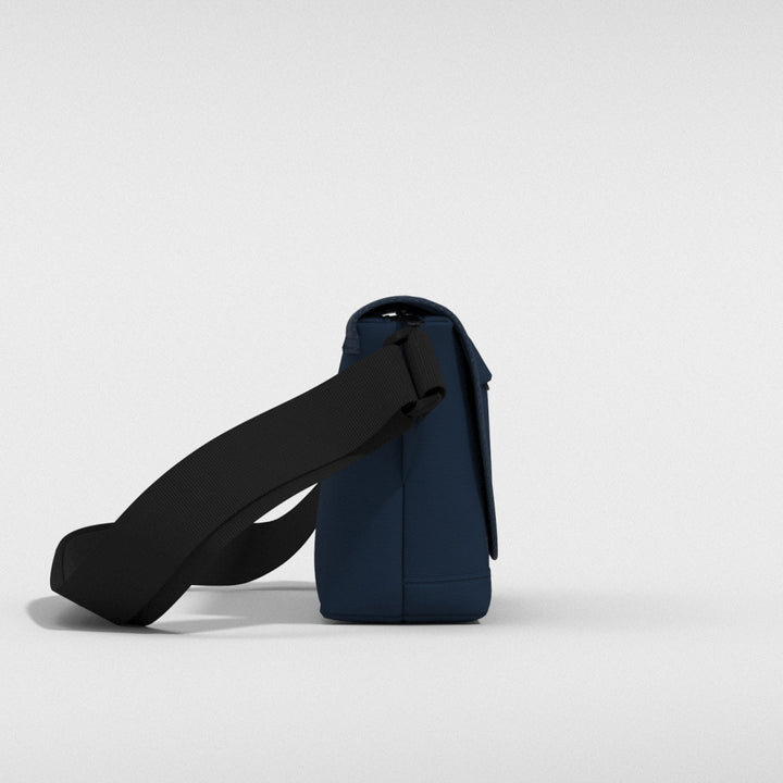Flapjack ショルダーバッグ 4L • Navy | CABINZERO キャビンゼロ