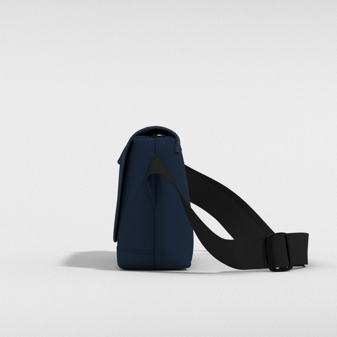 Flapjack ショルダーバッグ 4L • Navy | CABINZERO キャビンゼロ