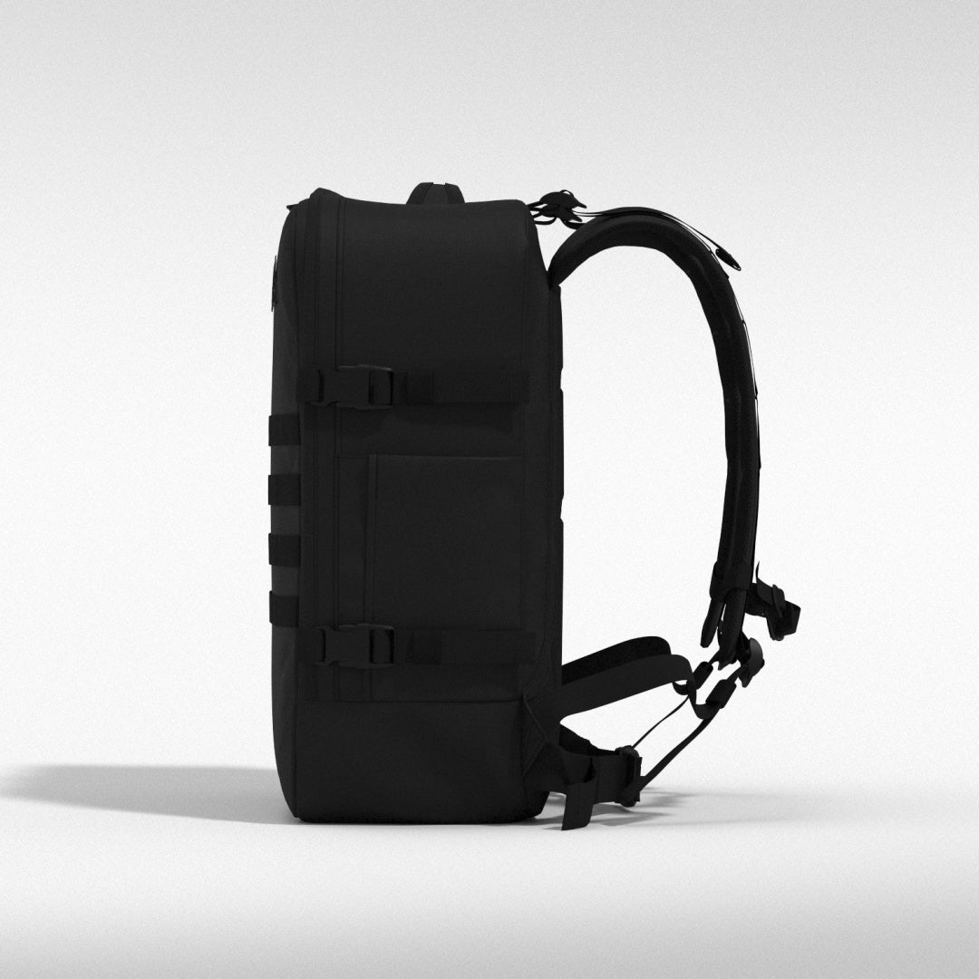 Military 44L バックパック • Absolute Black | CABINZERO