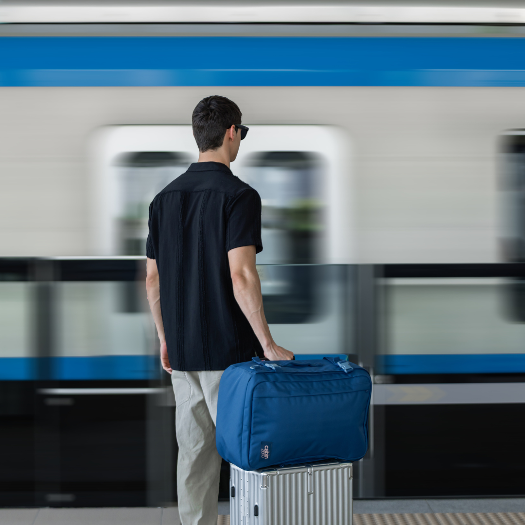 Classic Plus バックパック 42L - ジョードプルブルー | CABINZERO