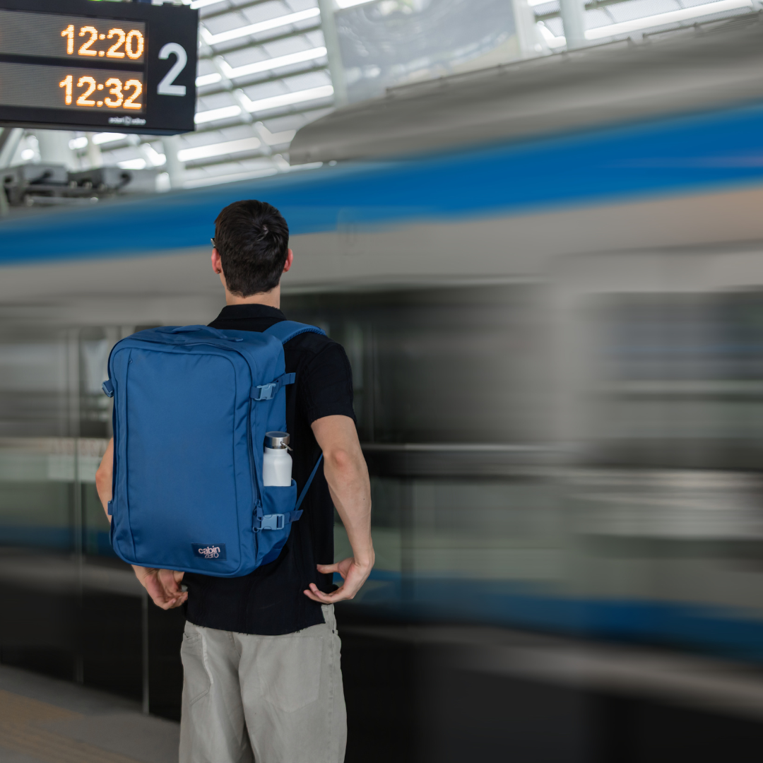 Classic Plus バックパック 42L - ジョードプルブルー | CABINZERO