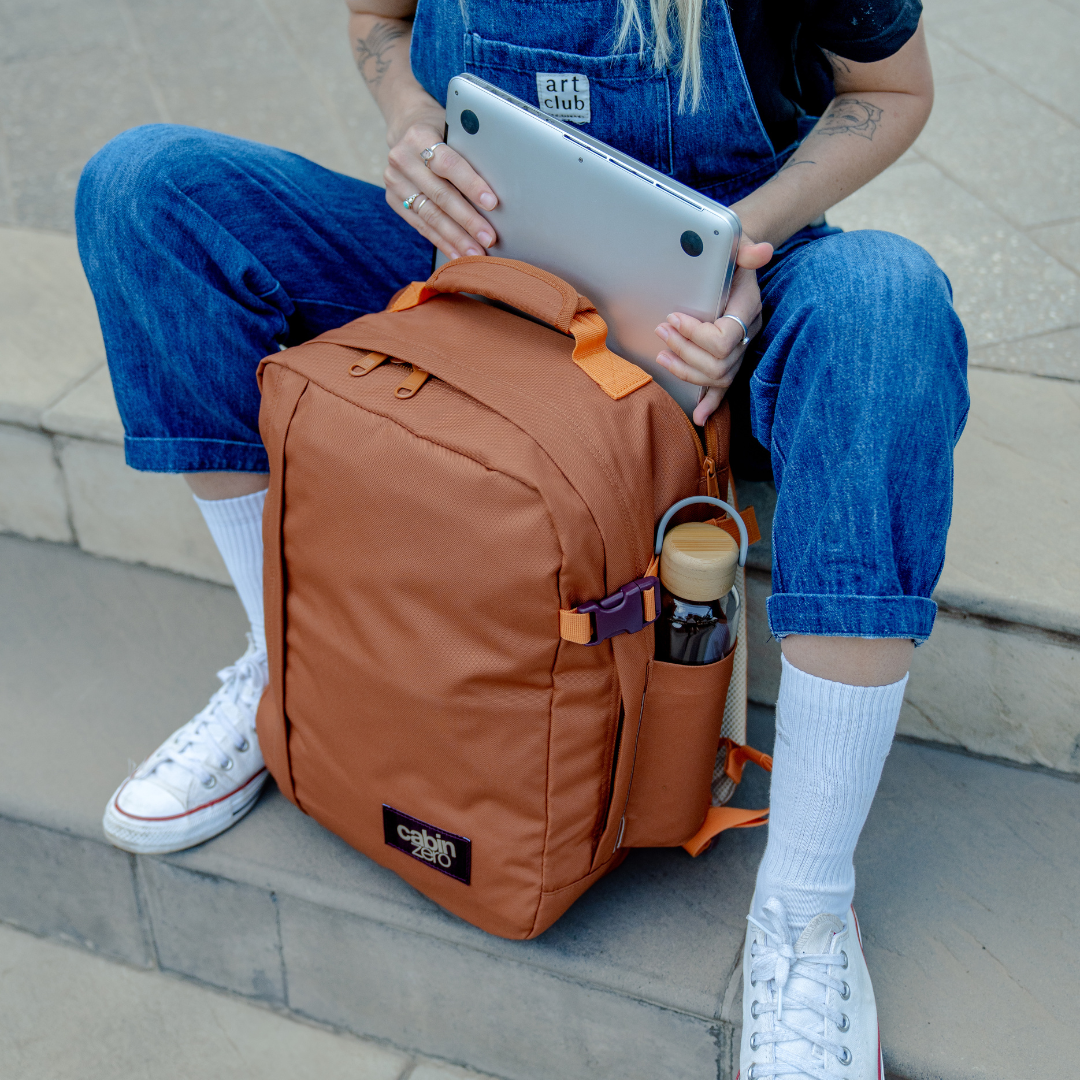 キャビンゼロ バックパック 28L Classic Tech 28L リュック • Cinnamon | CABINZERO キャビンゼロ